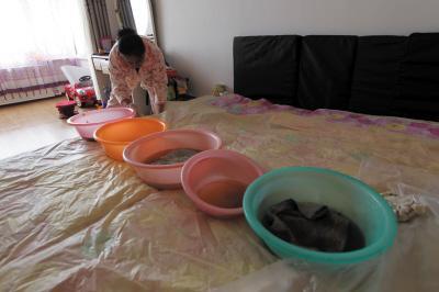 甘肃楼上漏水，住户失联，小区没物管，业主维权难！律师来支招……
